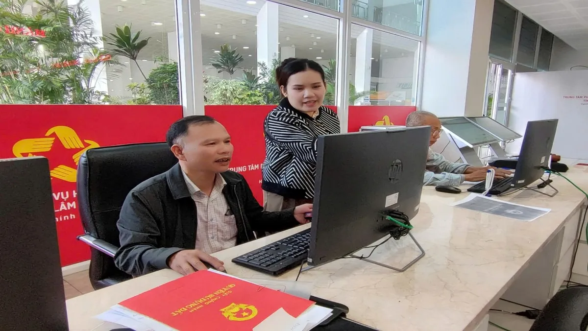 Một năm chính quyền hai cấp: Gỡ “điểm nghẽn” thủ tục đất đai, người dân hưởng lợi - Ảnh 3.