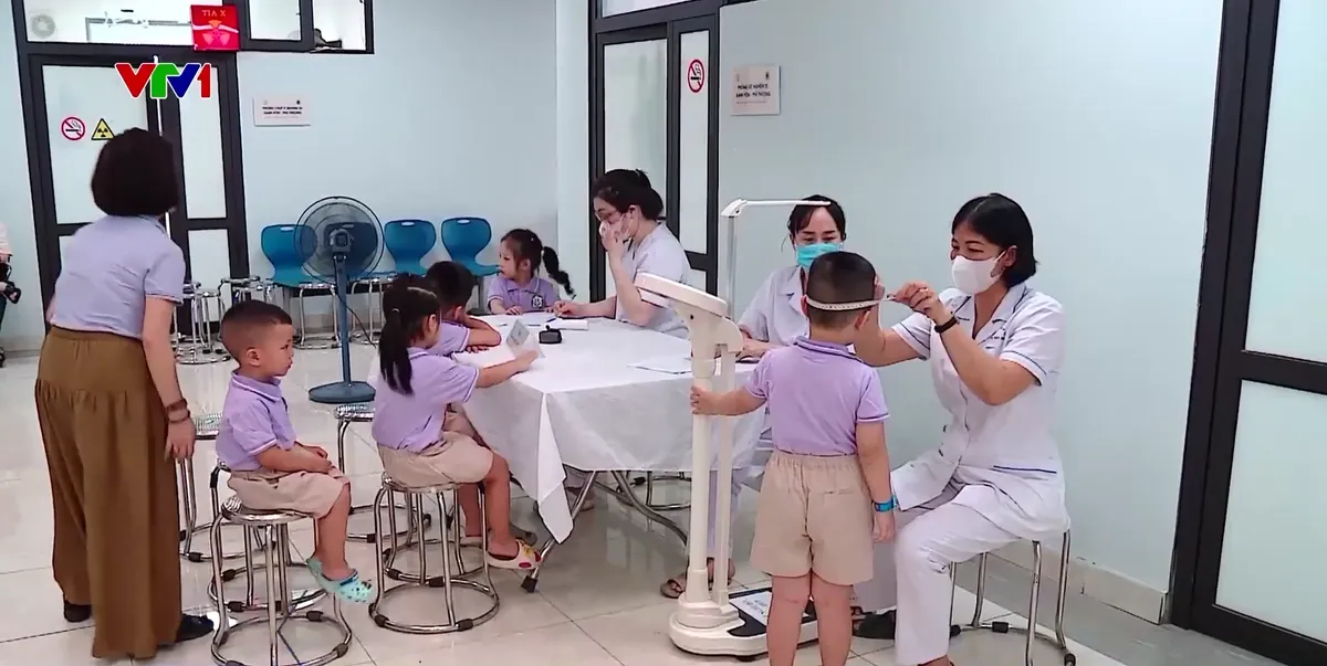 Gần 50 trạm y tế H&agrave; Nội đồng loạt kh&aacute;m sức khỏe miễn ph&iacute; cho người d&acirc;n - Ảnh 1.