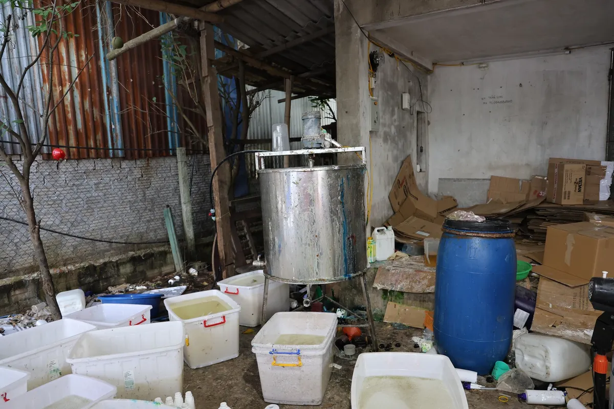 Triệt phá đường dây sản xuất sữa tắm, dầu gội giả, thu gần 30.000 sản phẩm - Ảnh 2.