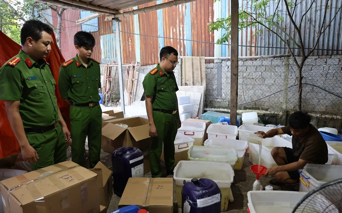 Triệt phá đường dây sản xuất sữa tắm, dầu gội giả, thu gần 30.000 sản phẩm - Ảnh 1.