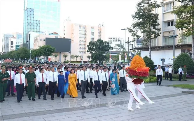Đoàn đại biểu dâng hoa Chủ tịch Hồ Chí Minh tại phố đi bộ Nguyễn Huệ, phường Sài Gòn.
