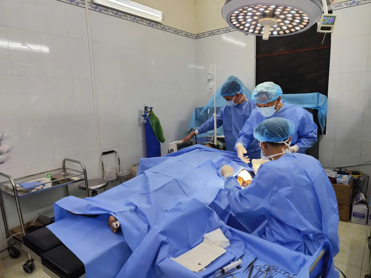 Trường Sa: Cấp cứu kịp thời hai ngư dân bị giảm áp nặng và tai nạn lao động nguy kịch - Ảnh 5.