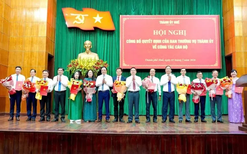 Huế điều động, bổ nhiệm hàng loạt lãnh đạo sở, ngành và địa phương- Ảnh 1. Huế điều động, bổ nhiệm hàng loạt lãnh đạo sở, ngành và địa phương- Ảnh 1.