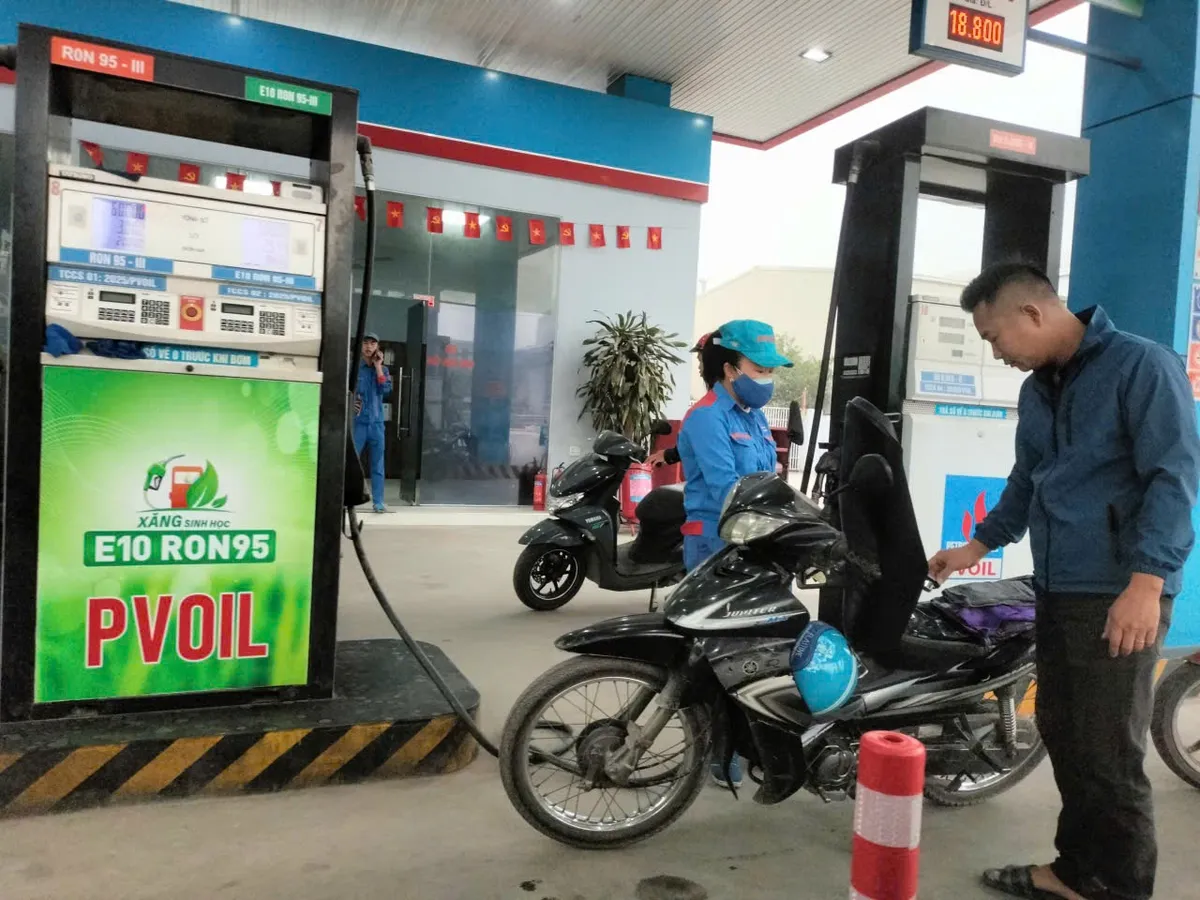 Giá xăng giảm mạnh, xăng E5 xuống dưới 20.000 đồng/lít từ chiều 2/7- Ảnh 1. Giá xăng giảm mạnh, xăng E5 xuống dưới 20.000 đồng/lít từ chiều 2/7- Ảnh 1.