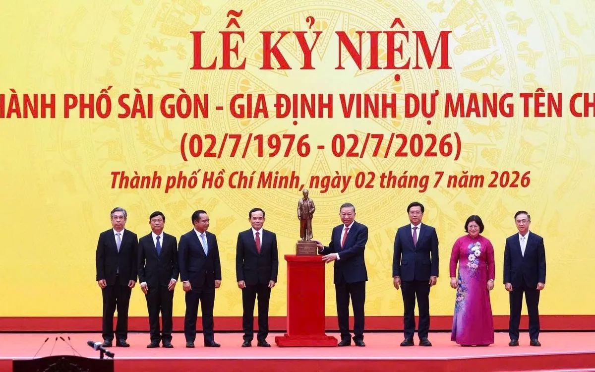 Tổng Bí thư, Chủ tịch nước Tô Lâm trao bức tượng Chủ tịch Hồ Chí Minh tặng Đảng bộ, chính quyền và nhân dân Thành phố Hồ Chí Minh. Ảnh: Phương Anh
