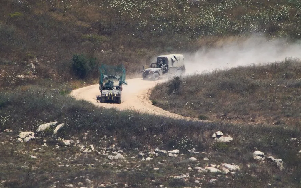 Xe quân sự Israel ở miền Nam Lebanon, ngày 1/7/2026 (Ảnh: AP)