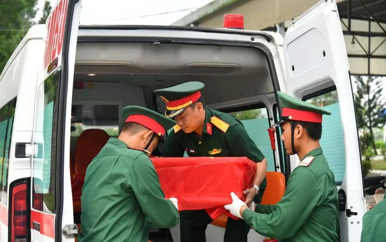 Tổ chức vận chuyển mẫu lên xe chuyên dụng đến Cảng hàng không Quốc tế Cần Thơ để chuyển ra Hà Nội.