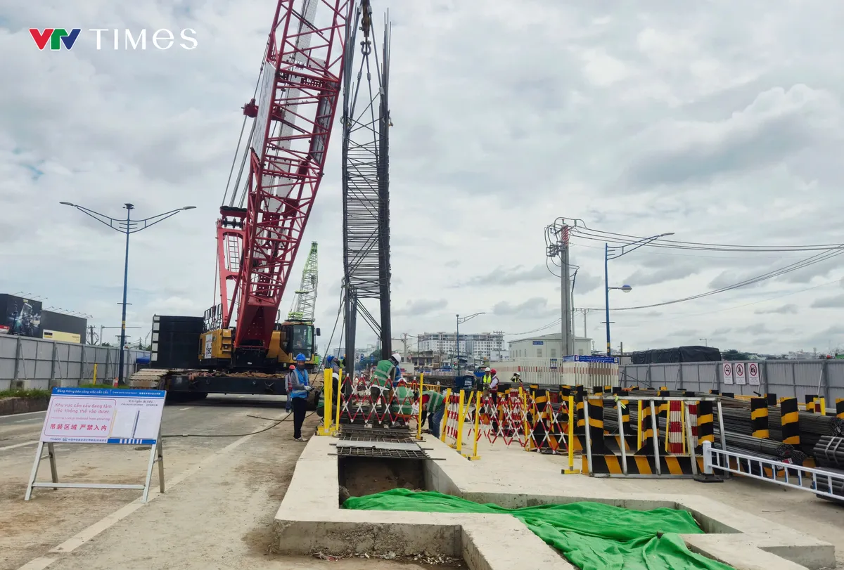 Metro số 2 hạ lồng thép, chuẩn bị cho giai đoạn đào ngầm- Ảnh 1.