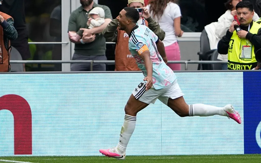 Youri Tielemans của Bỉ ăn mừng bàn thắng thứ 3 của đội nhà từ chấm phạt đền trong trận đấu vòng 32 World Cup giữa Bỉ và Senegal. (Ảnh: AP/Lindsey Wasson)