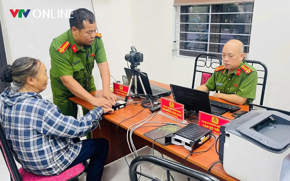 Công tác thu thập mẫu ADN của thân nhân liệt sĩ được xã Đại Thanh triển khai chu đáo, tạo điều kiện thuận lợi cho các gia đình chính sách. Ảnh: Phi Tuấn

