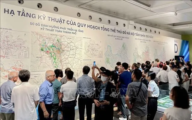 Đông đảo người dân Hà Nội quan tâm đến xem quy hoạch Hà Nội tầm nhìn 100 năm. Ảnh minh họa: Quốc Khánh/TTXVN