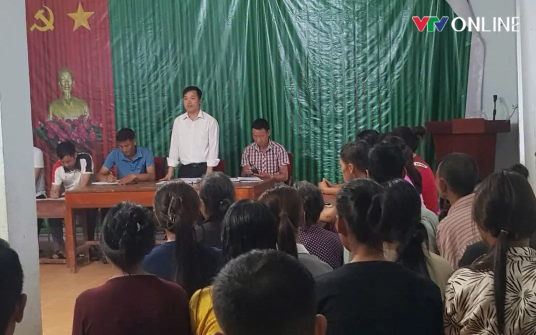 Lãnh đạo xã Pa Ủ phổ biến chủ trương sắp xếp thôn, bản tại nhà văn hóa. Ảnh: Hoàng Anh