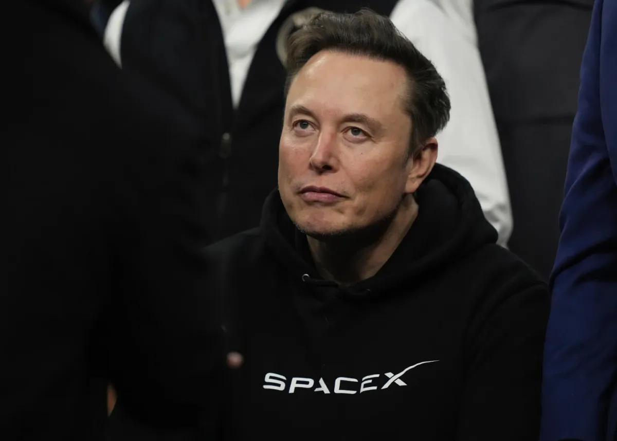 SpaceX được cho là đang thử nghiệm thiết bị AI giống điện thoại - Ảnh 1.