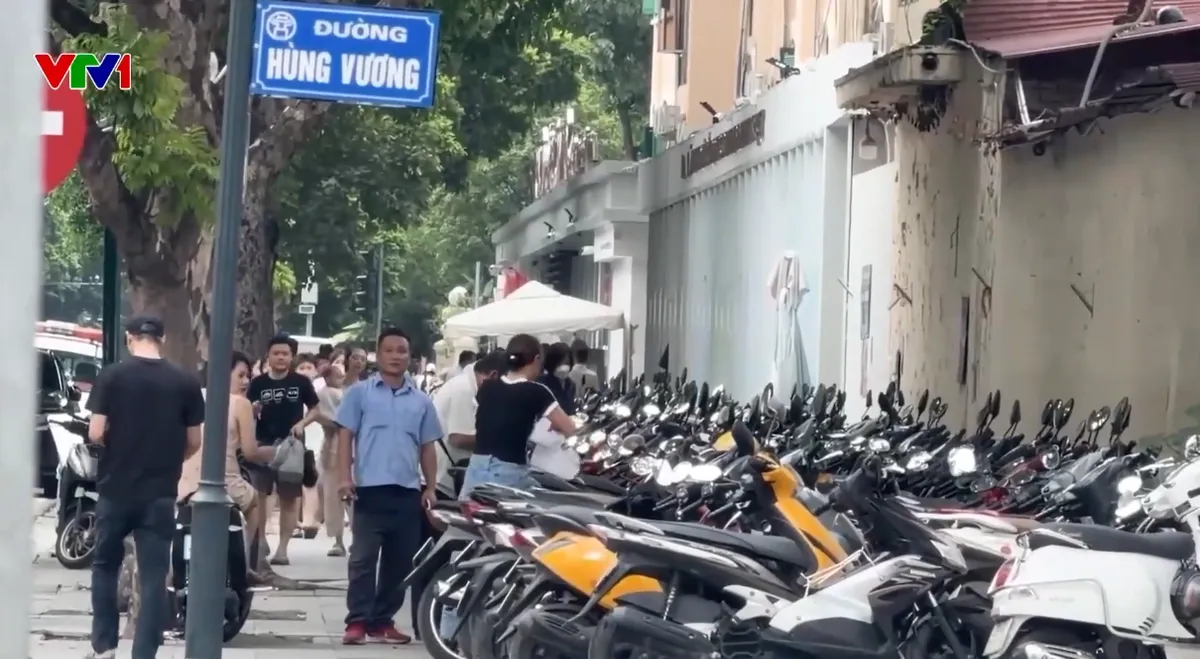 Nhiều điểm trông giữ xe ở Hà Nội lấn chiếm vỉa hè, sử dụng sai diện tích được cấp phép - Ảnh 1.