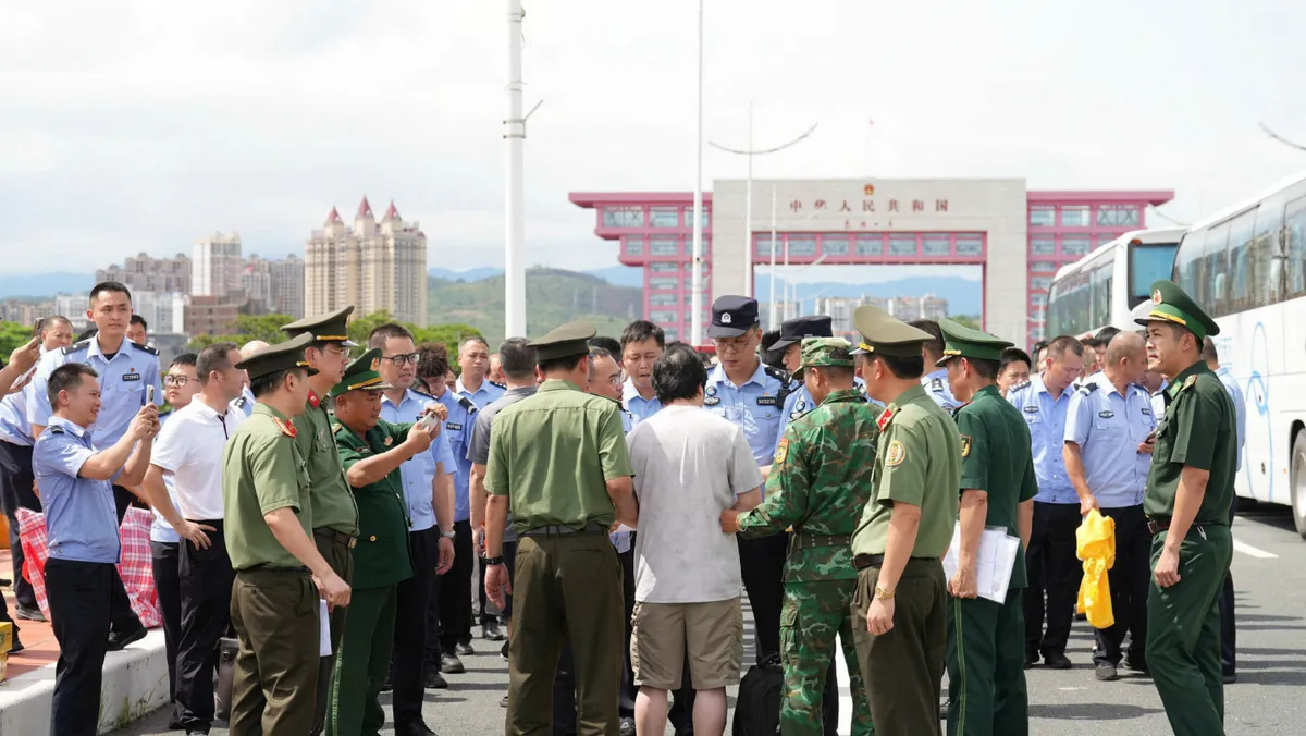 Bàn giao 30 đối tượng người nước ngoài hoạt động lừa đảo cho Công an Trung Quốc- Ảnh 2.