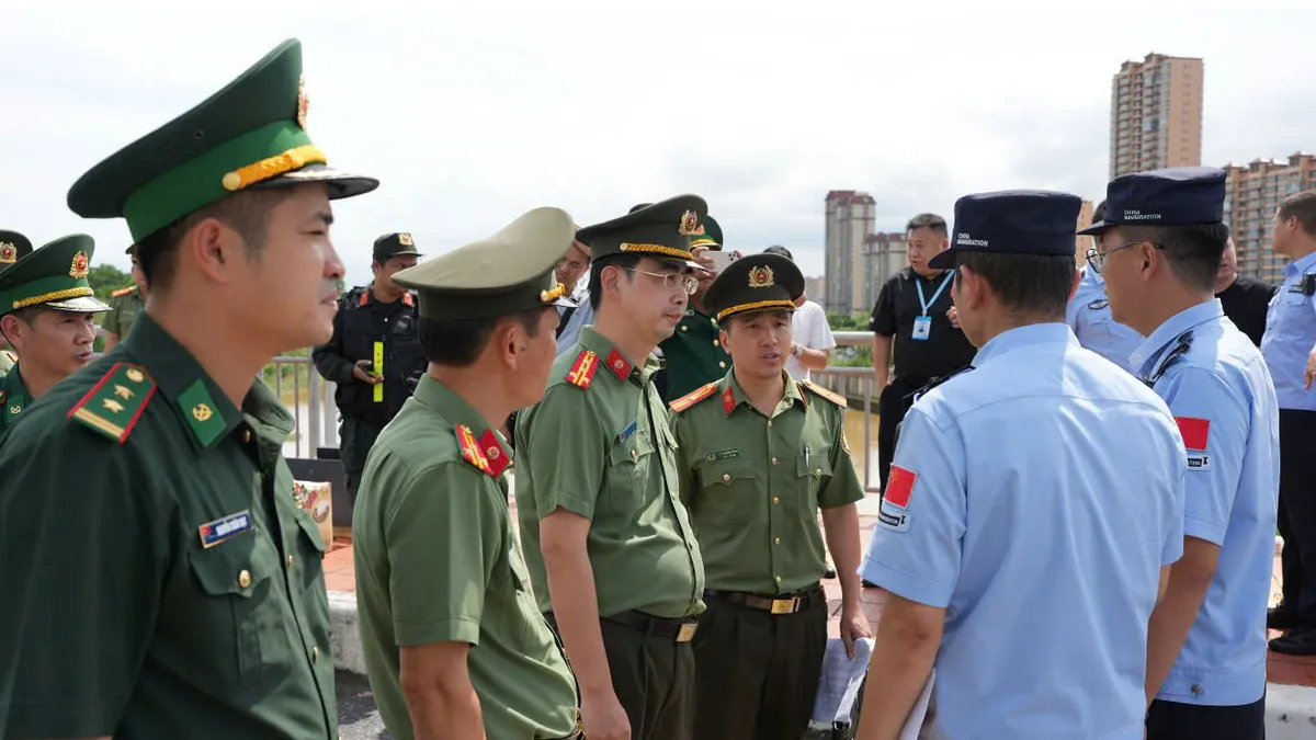 Bàn giao 30 đối tượng người nước ngoài hoạt động lừa đảo cho Công an Trung Quốc- Ảnh 1.
