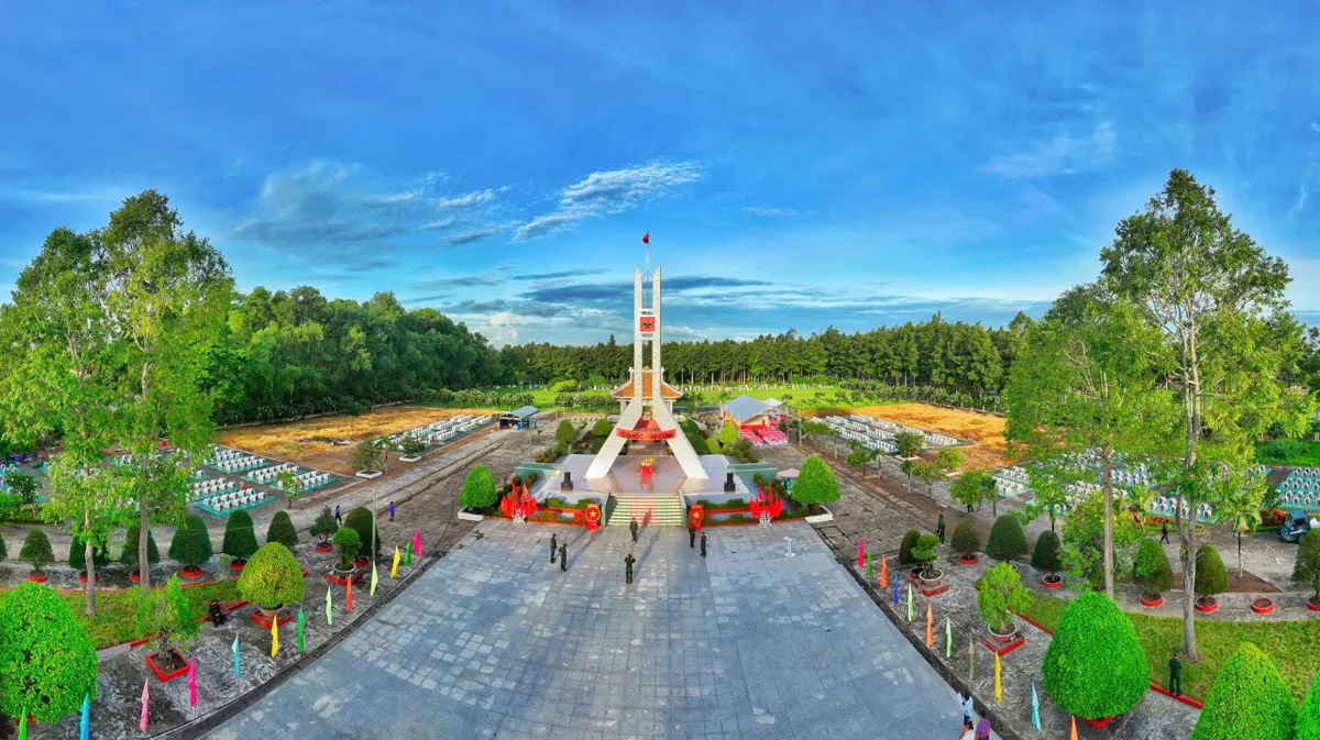 An Giang hoàn thành lấy mẫu hài cốt liệt sĩ tại Nghĩa trang Liệt sĩ Châu Phú- Ảnh 1.