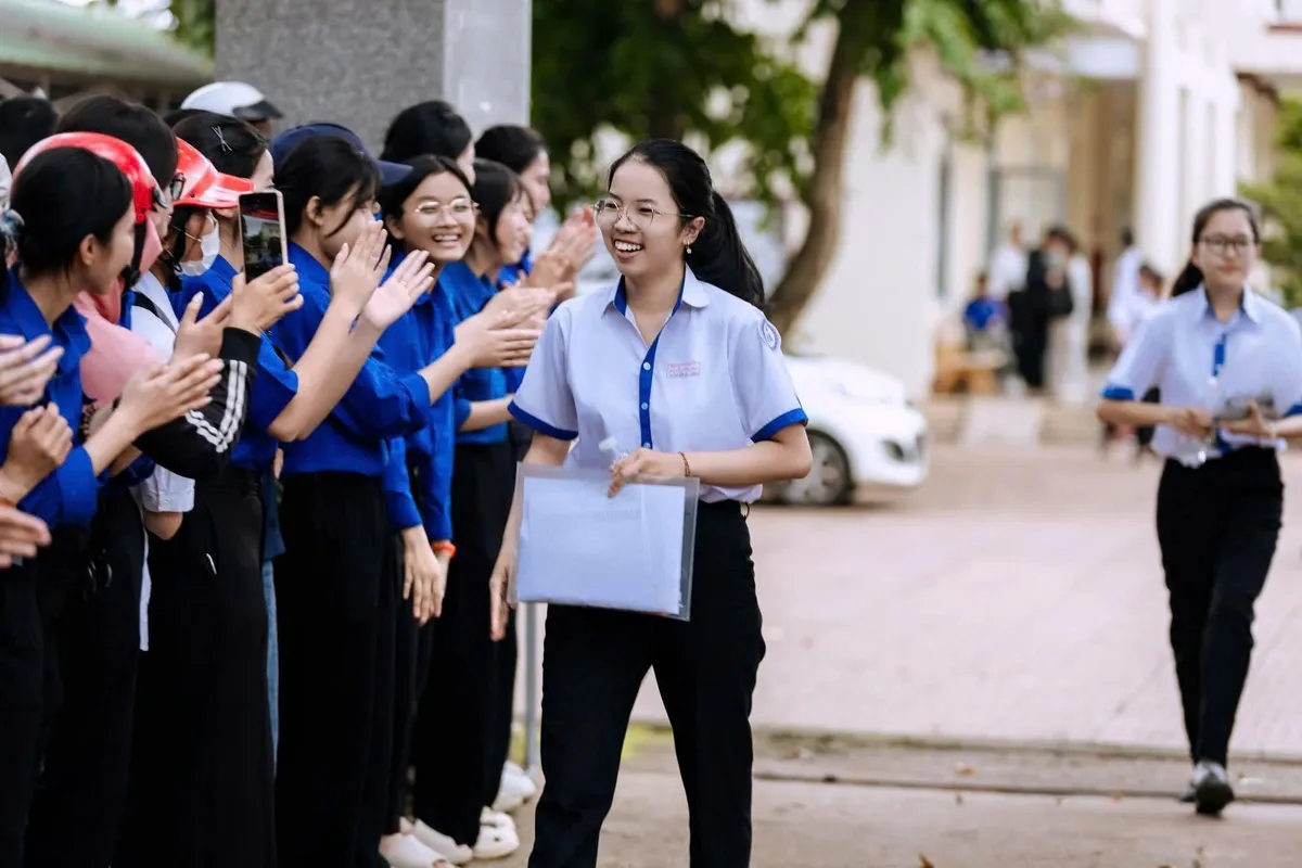 Thủ khoa 3 điểm 10 ở Đắk Lắk và giấc mơ chiếc áo blouse trắng - Ảnh 2.