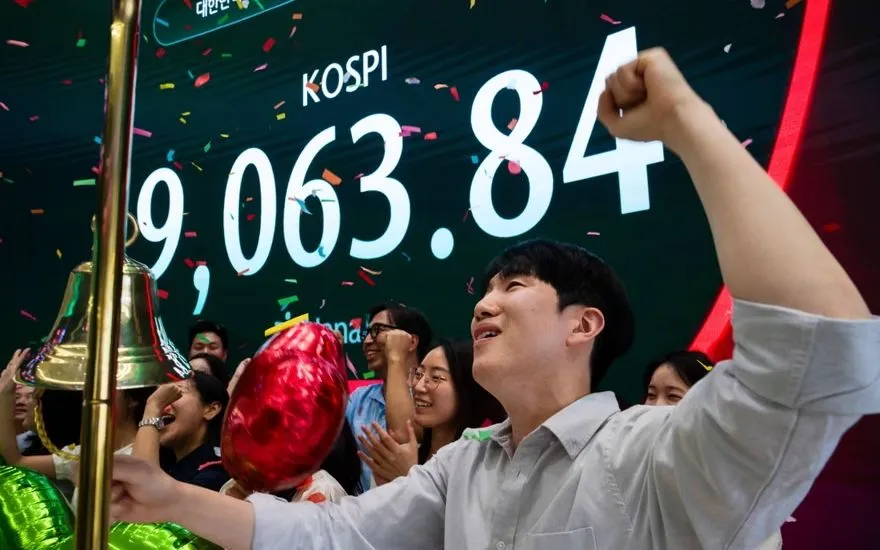 Người lao động ăn mừng khi chỉ số Kospi lập kỷ lục mới. (Ảnh: Shutterstock)