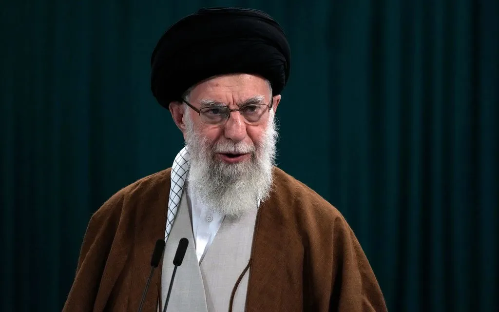 Ông Ali Khamenei phát biểu sau khi bỏ phiếu tại Tehran, Iran, ngày 10/5/2024. (Ảnh: AP)