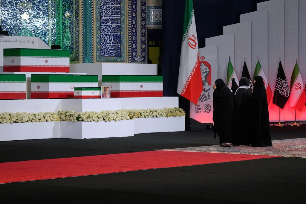Iran bắt đầu tổ chức lễ tang 6 ngày cho cố Lãnh tụ Ali Khamenei- Ảnh 1.