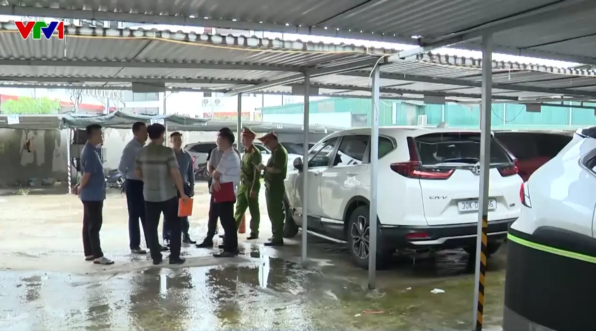 Hà Nội: Bãi trông giữ xe không phép bị xử phạt nhiều lần nhưng vẫn hoạt động - Ảnh 1.