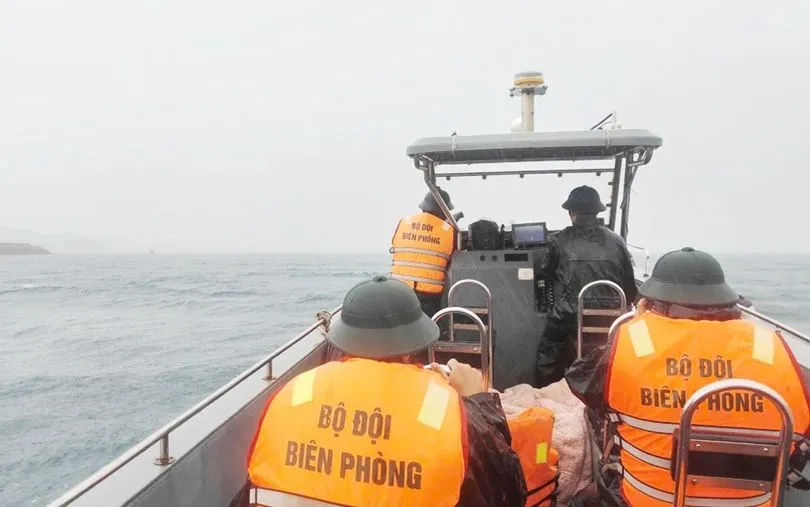 Cán bộ, chiến sĩ Đồn Biên phòng Cô Tô (Ban Chỉ huy Bộ đội Biên phòng tỉnh Quảng Ninh) tích cực phối hợp với các lực lượng chức năng triển khai tìm kiếm các thuyền viên gặp nạn trên biển. Ảnh: Báo Quân đội nhân dân Điện tử