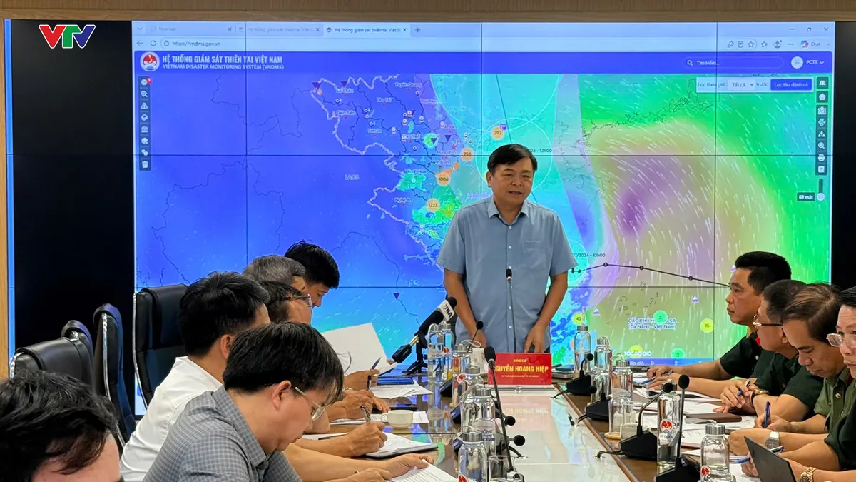 Dông lốc, mưa lớn có thể nguy hiểm hơn sức gió bão số 1 - Ảnh 1.