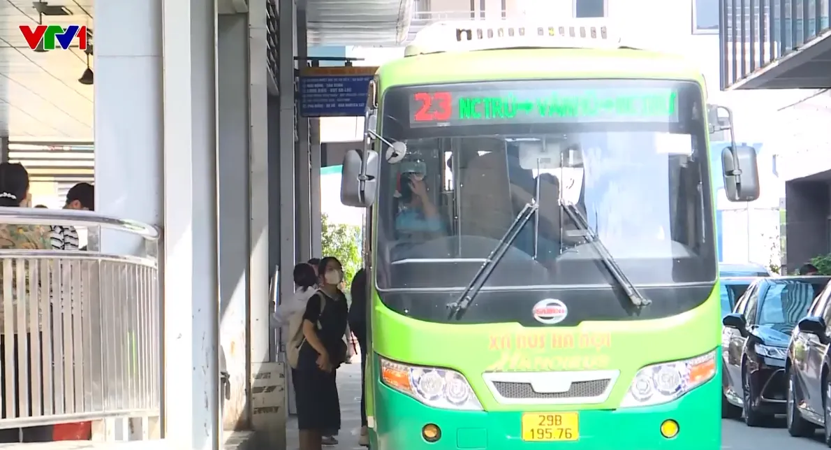 Đa số hành khách ở Hà Nội đi xe buýt không dùng tiền mặt - Ảnh 1.