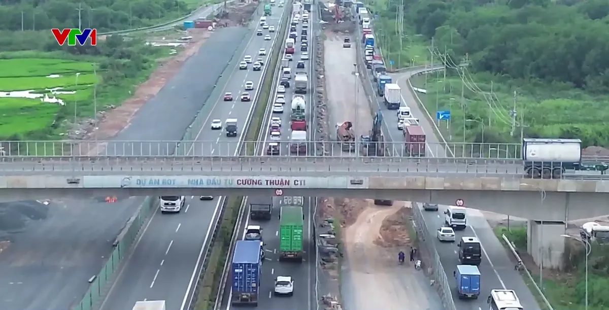 Ùn tắc kéo dài trên cao tốc TP Hồ Chí Minh - Long Thành - Dầu Giây - Ảnh 1.