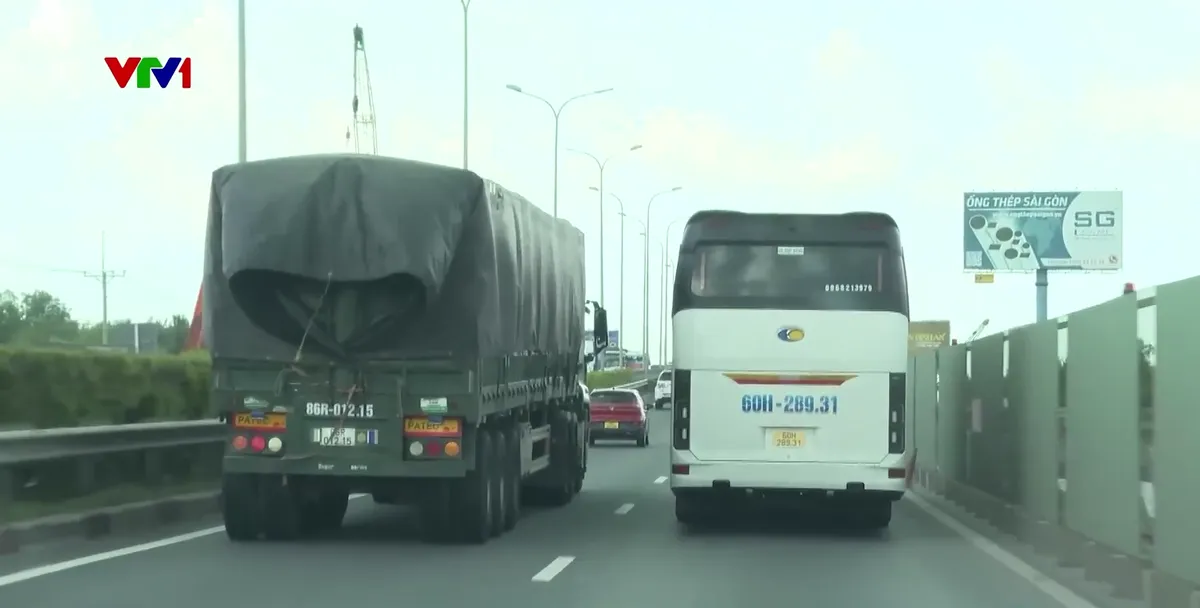Ùn tắc kéo dài trên cao tốc TP Hồ Chí Minh - Long Thành - Dầu Giây - Ảnh 2.