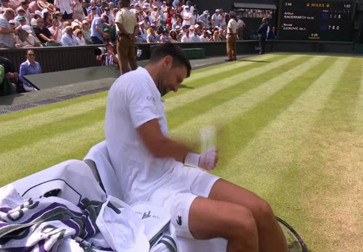 Djokovic tự đấm vào đùi 11 lần vì bế tắc, cân bằng cột mốc của Federer ở Wimbledon- Ảnh 1.