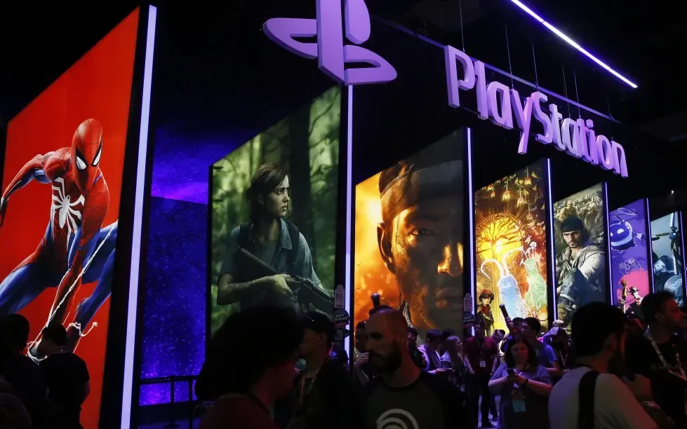 Khách tham quan tại gian hàng PlayStation ở Los Angeles, Mỹ, ngày 14/6/2018. (Ảnh: AP)