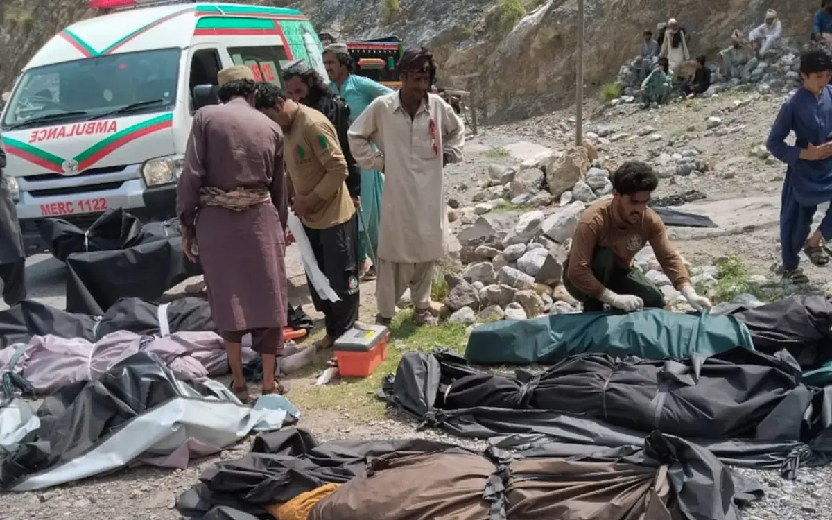 Lực lượng cứu hộ che phủ thi thể nạn nhân vụ xe buýt lao xuống vực tại Dana Sar, Pakistan, ngày 3/7/2026. (Ảnh: AP)