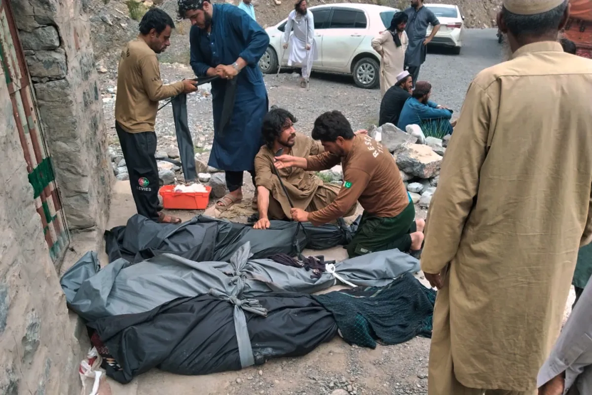 Xe buýt lao xuống vực ở Pakistan, ít nhất 40 người thiệt mạng- Ảnh 1.