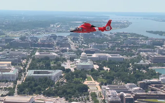 Trực thăng của Lực lượng Bảo vệ bờ biển Hoa Kỳ bay trên bầu trời thủ đô Washington, D.C. của Mỹ (Ảnh: AP)