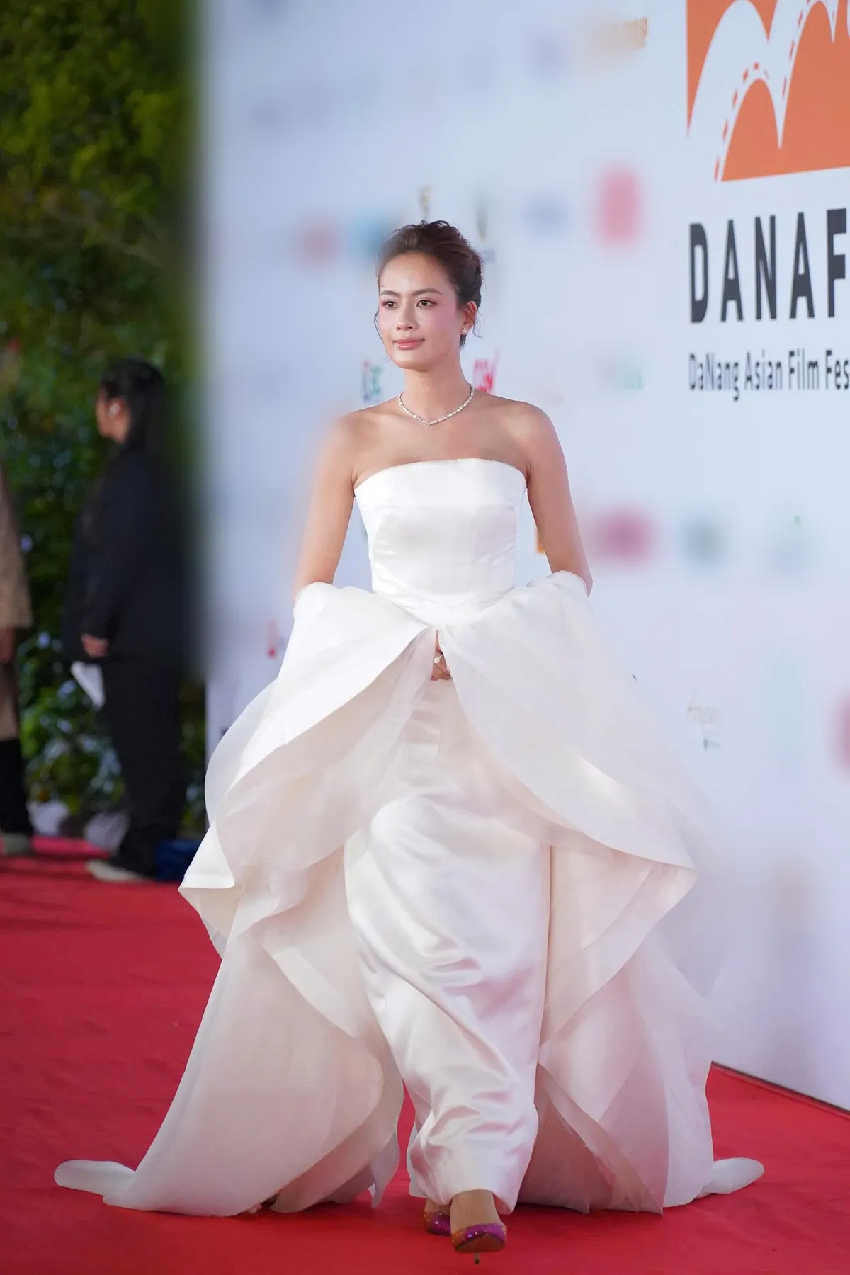 Dàn mỹ nhân khoe sắc trên thảm đỏ Bế mạc LHP DANAFF lần thứ IV - Ảnh 4.