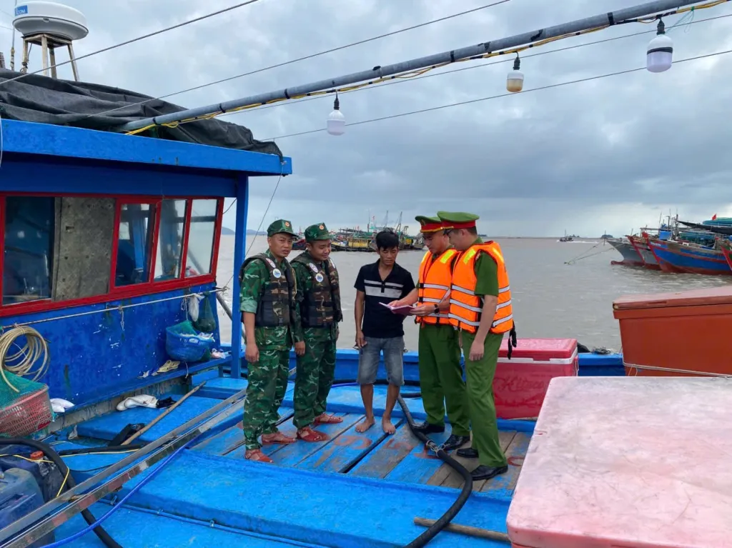 Phó Tổng Tham mưu trưởng QĐND Việt Nam kiểm tra công tác ứng phó bão - Ảnh 2.