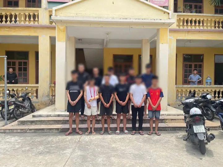 Triệu tập 10 thanh thiếu niên mang hung khí, lạng lách trên đường phố Hải Phòng- Ảnh 1. Triệu tập 10 thanh thiếu niên mang hung khí, lạng lách trên đường phố Hải Phòng- Ảnh 1.