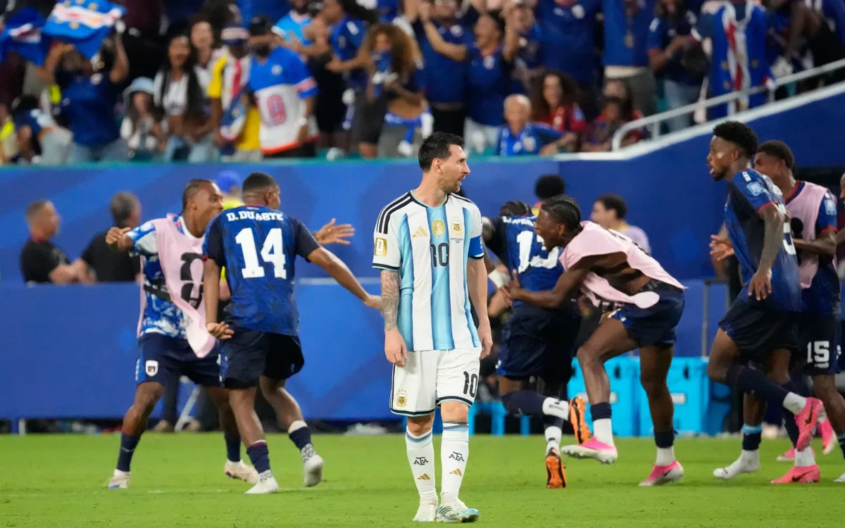 Messi và Argentina thực sự đã phải trải qua 120 phút "khổ sở" vì Cape Verde (Ảnh: AP)