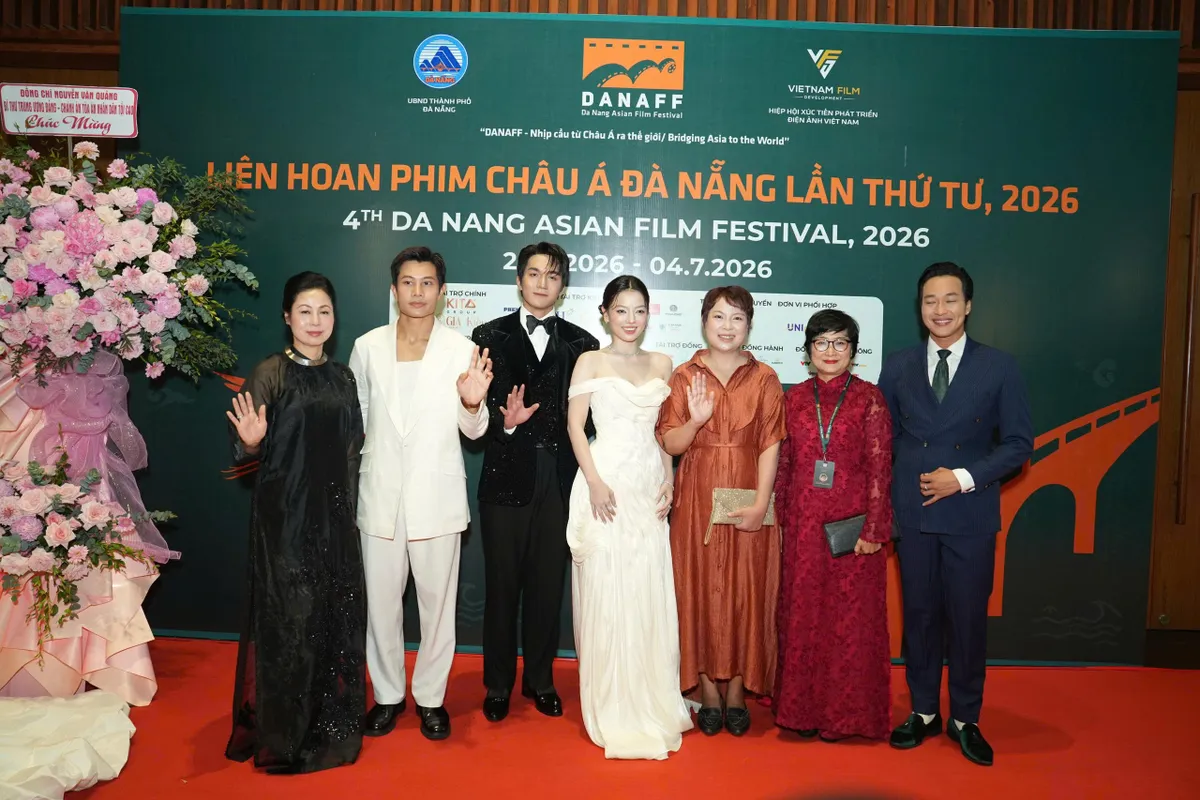 Dàn mỹ nhân khoe sắc trên thảm đỏ Bế mạc LHP DANAFF lần thứ IV - Ảnh 9.