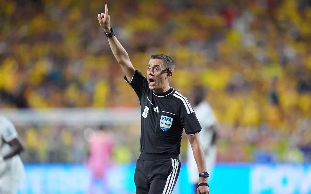 Trọng tài người Pháp Clement Turpin ra hiệu trong trận đấu vòng 32 World Cup giữa Colombia và Ghana ngày 3 tháng 7. (Ảnh: AP/Jeff Roberson)