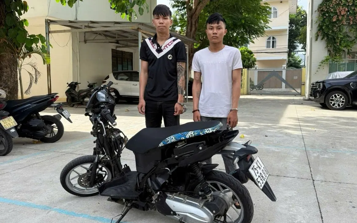 Hai đối tượng bị tạm giữ cùng phương tiện sử dụng để gây án. Ảnh: Công an TP Đà Nẵng