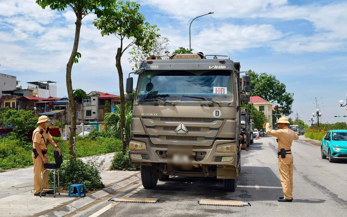 Tăng cường kiểm tra, xử lý vi phạm trong hoạt động vận tải hàng hóa. Ảnh: Công an Hà Nội