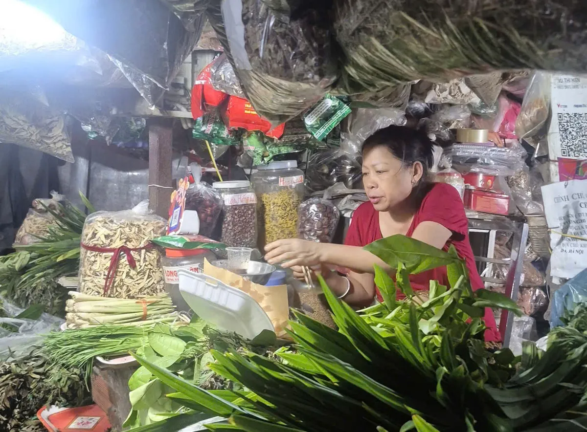 Xăng dầu giảm, gi&aacute; nhiều mặt h&agrave;ng vẫn ổn định ở mức cao  - Ảnh 1.
