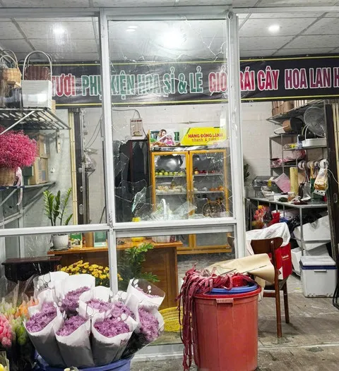 Đồng Tháp: Điều tra vụ người đàn ông dùng dao tấn công vợ cũ rồi đập phá tiệm hoa- Ảnh 1. Đồng Tháp: Điều tra vụ người đàn ông dùng dao tấn công vợ cũ rồi đập phá tiệm hoa- Ảnh 1.