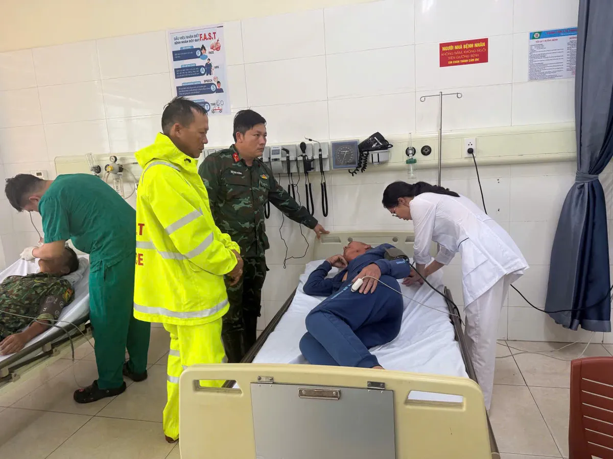 Cứu 3 thuyền viên trên tàu bị chìm sau hơn 12 giờ mất liên lạc do ảnh hưởng bão số 1 - Ảnh 4.