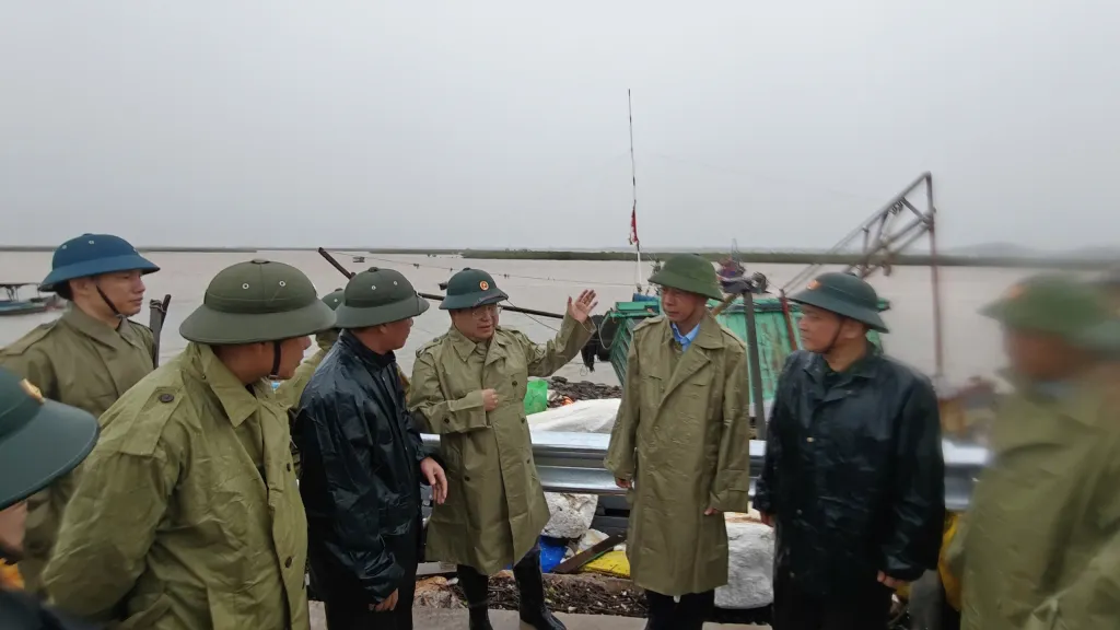 Bí thư Tỉnh ủy Quảng Ninh chỉ đạo khắc phục hậu quả bão số 1 - Ảnh 2.