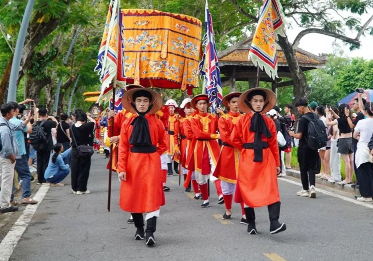 Bách hoa bộ hành: Khi cổ phục Việt sống dậy giữa kinh thành Huế- Ảnh 1. Bách hoa bộ hành: Khi cổ phục Việt sống dậy giữa kinh thành Huế- Ảnh 1.
