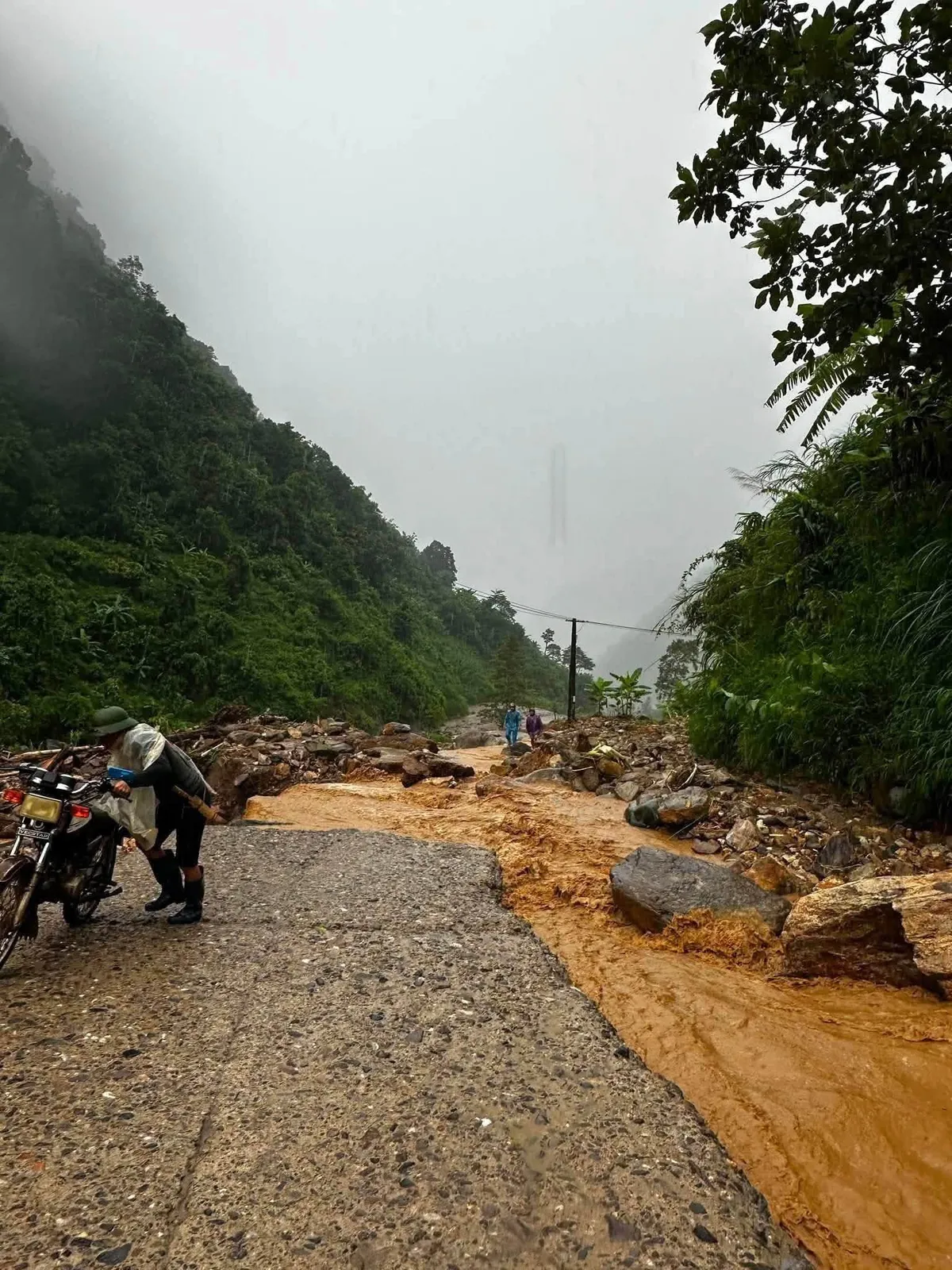 Mưa lớn g&acirc;y sạt lở, &aacute;ch tắc giao th&ocirc;ng tại Sơn La - Ảnh 2.